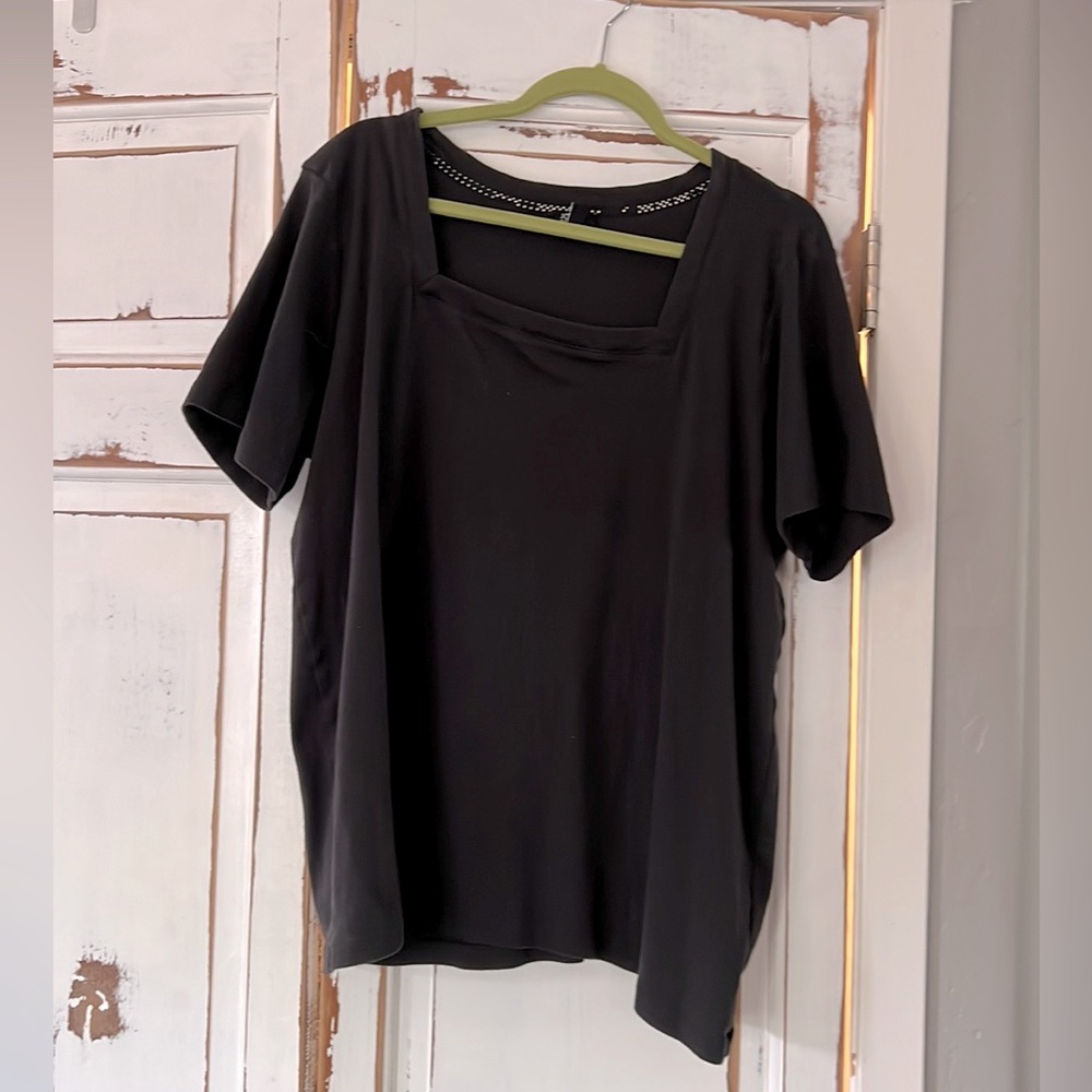 Jones Women’s 3X Black Square Neck Tee